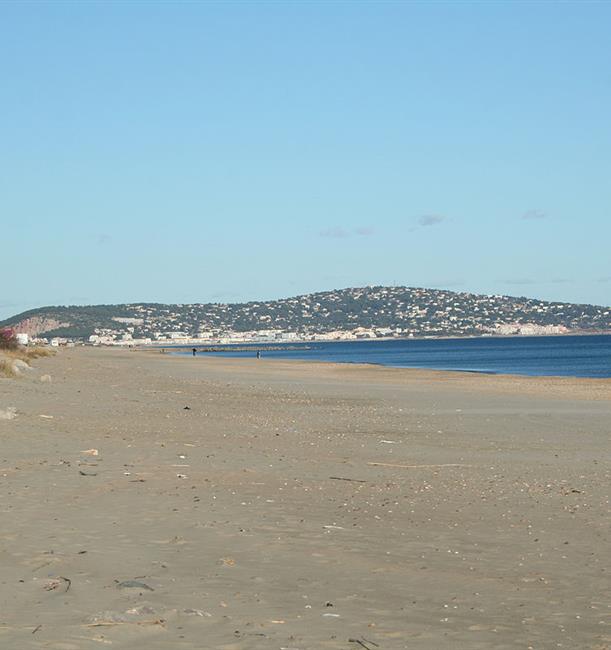 Sète vom Mittelmeer aus gesehen - 3-Sterne-Campingplatz Beauregard Plage, in Marseillan Plage im Herault im Languedoc Roussillon